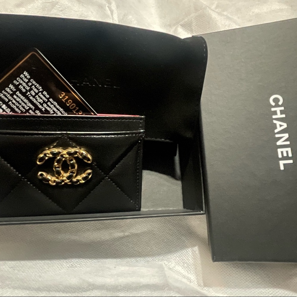 NIB Chanel 19 Cardholder